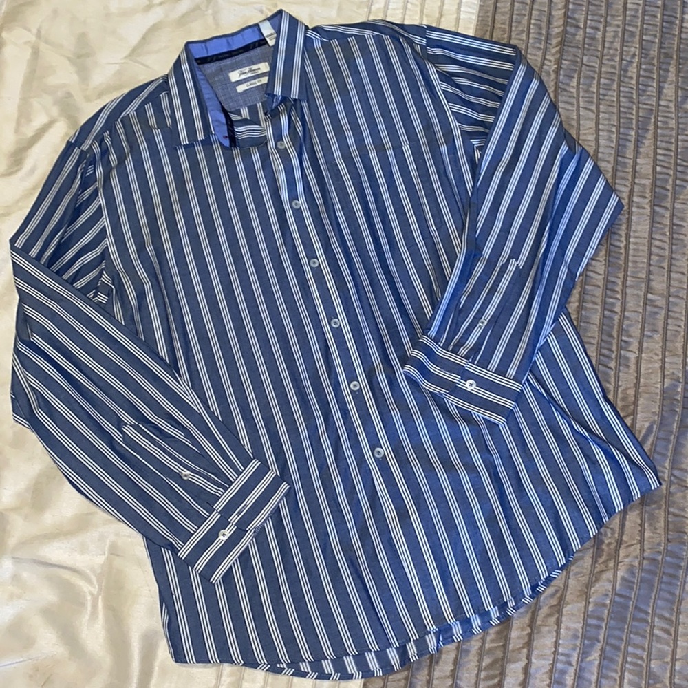 EUC Van Heusen button down